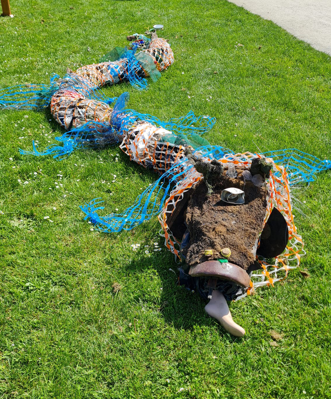 Les enfants du CMEJ transforment les déchets collectés en sculpture pour sensibiliser les habitants