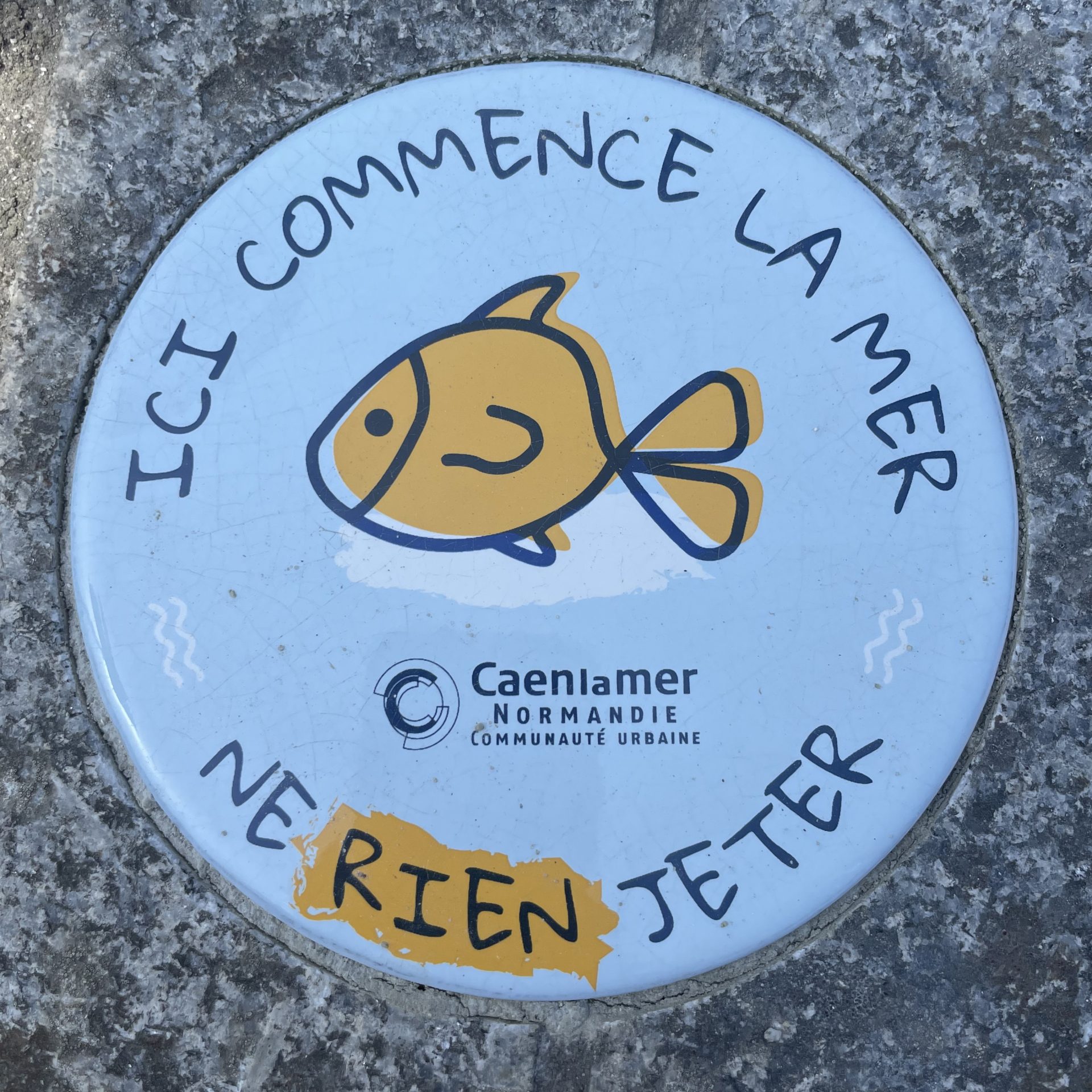 Des macarons en fonte « ICI COMMENCE LA MER » à Mondeville