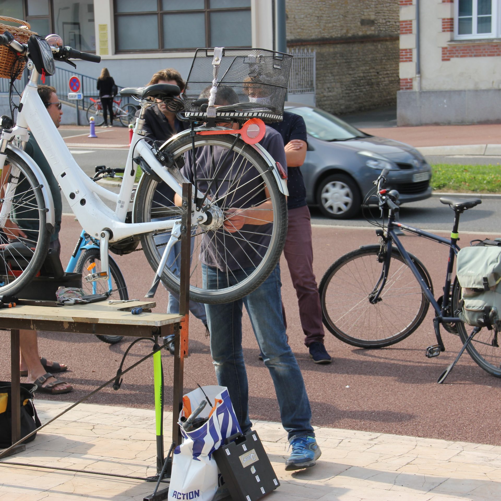 Des ateliers solidaires d’aide à la réparation de vélo