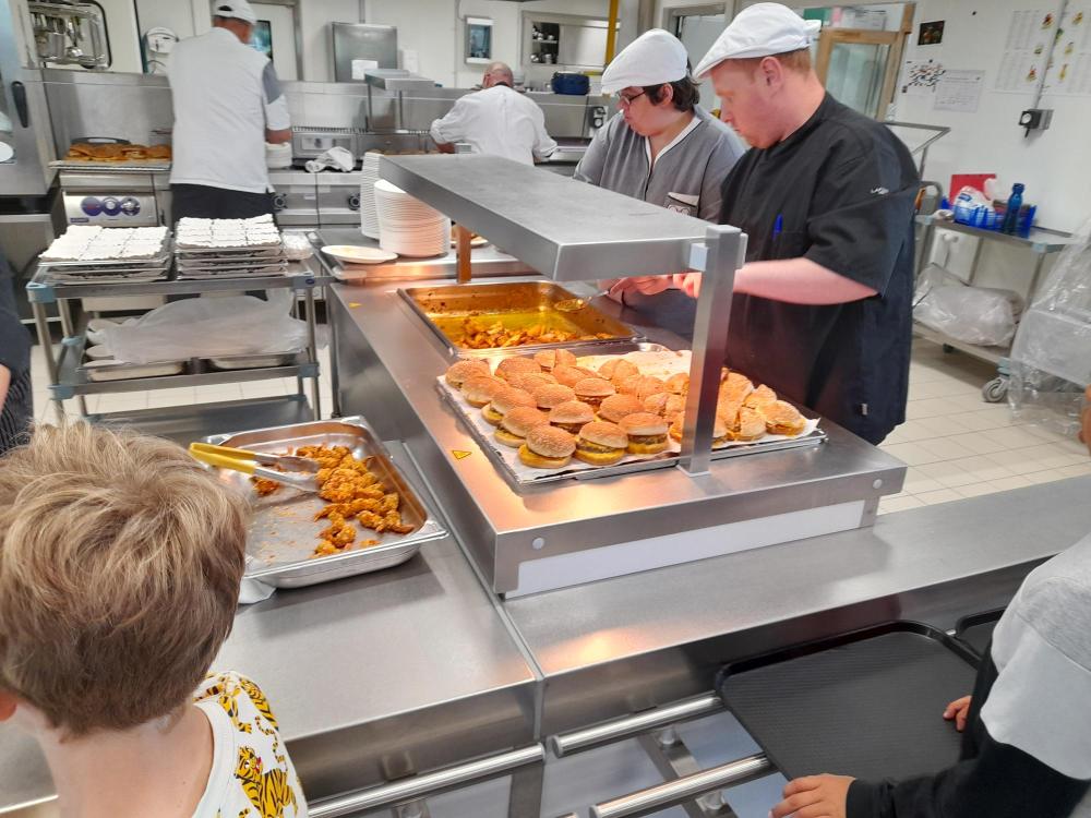Repas intergénerationnel au restaurant municipal