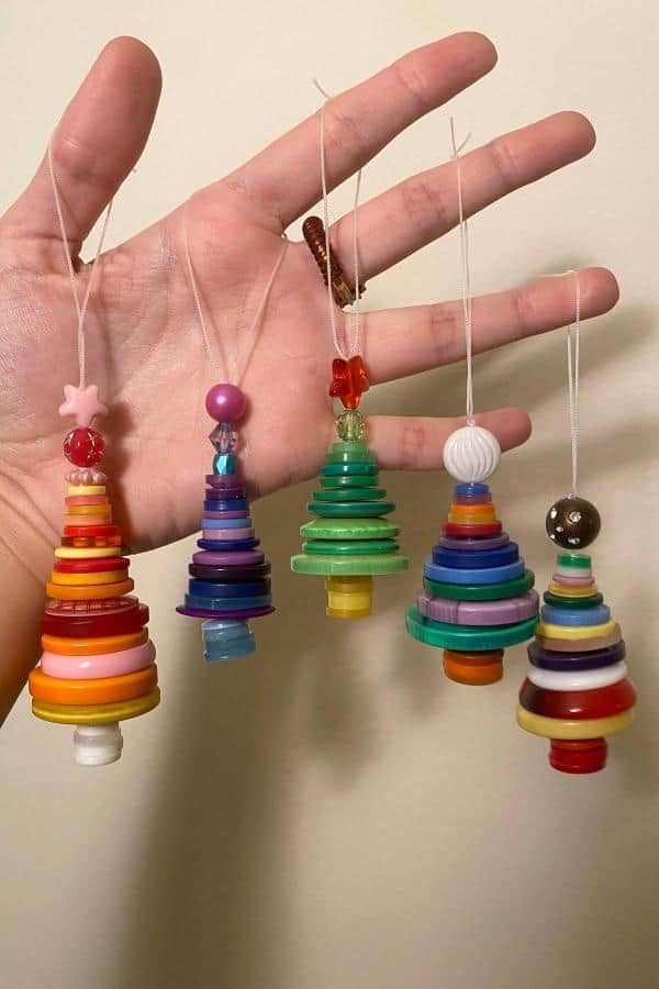 Fabrication de suspensions de noël en boutons